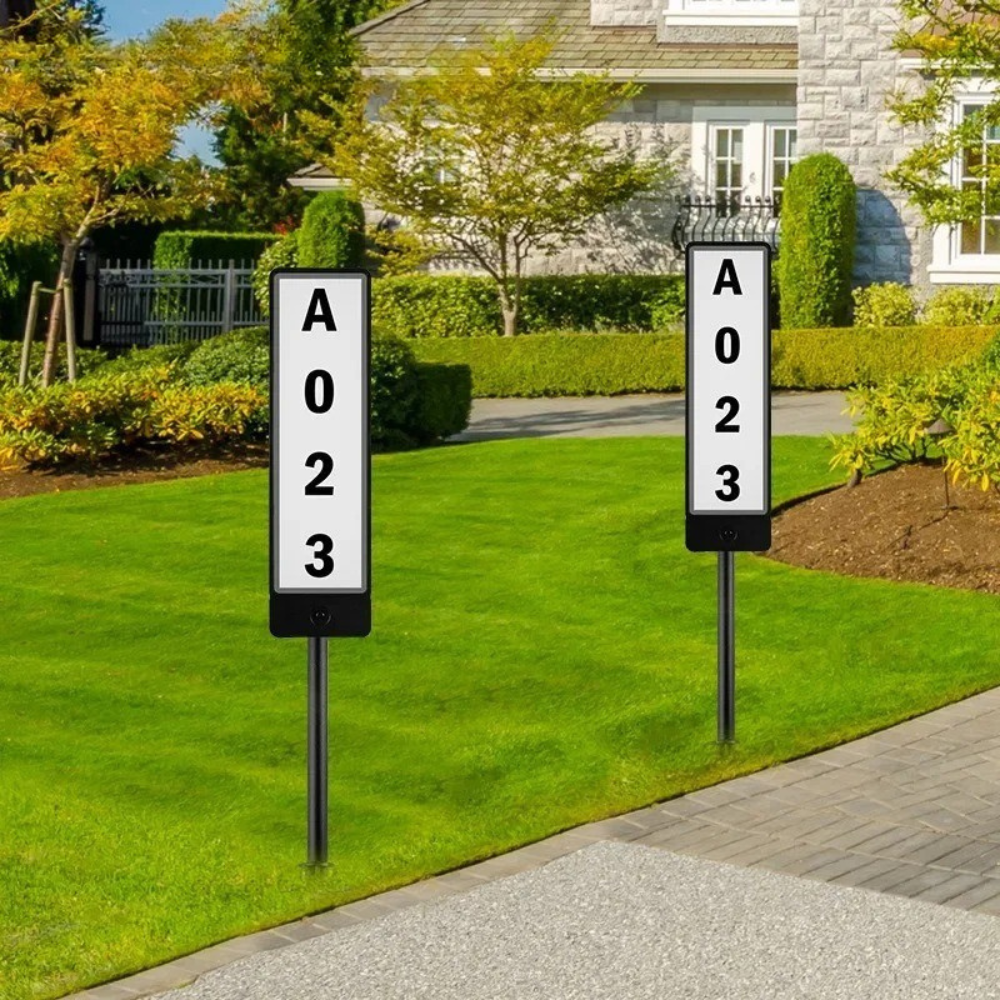 Solar-Bodenstecker-Türschild™ | Strahlende Hausnummer für Sicherheit